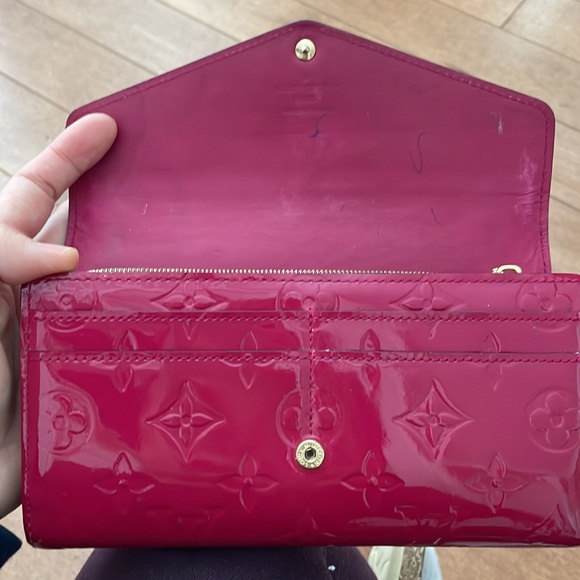 Authentic Louis Vuitton Vernis Sarah Wallet in dark pink - Picture 4 of 8